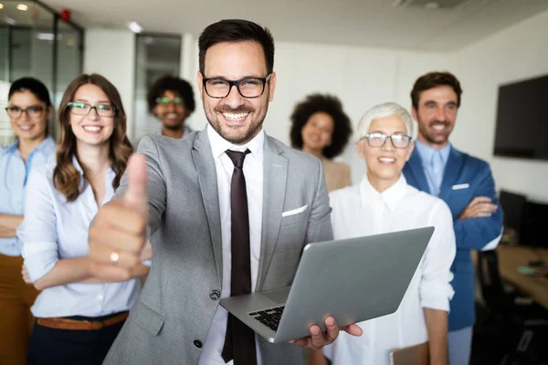 Business Team Che Celebra Buon Lavoro Nell Ufficio Moderno — Foto Stock