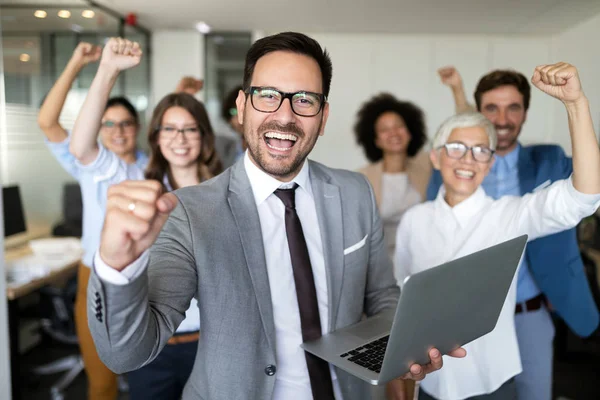 Gente Negocios Feliz Trabajando Lluvia Ideas Oficina — Foto de Stock