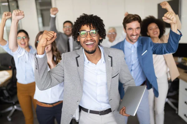 Gente Negocios Feliz Celebrando Éxito Empresa Moderna — Foto de Stock