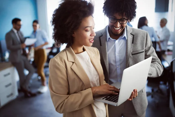 Groupe Gens Affaires Heureux Prospères Travail Dans Bureau — Photo