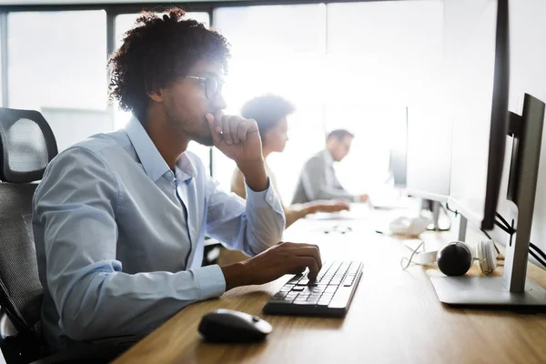 Erfolgreiche Glückliche Gruppe Von Menschen Bei Der Arbeit Büro — Stockfoto