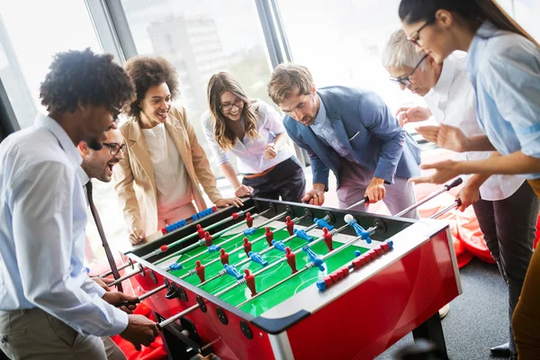 Uomini Affari Che Divertono Insieme Colleghi Che Giocano Calcio Balilla — Foto Stock