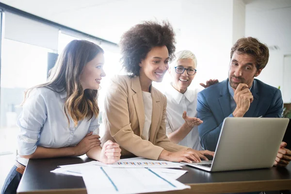 Empresarios Creativos Que Trabajan Proyectos Empresariales Oficina — Foto de Stock