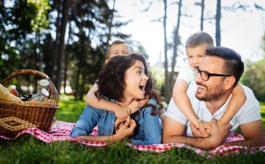 Mutlu aile doğada çocuklarla piknik keyfi