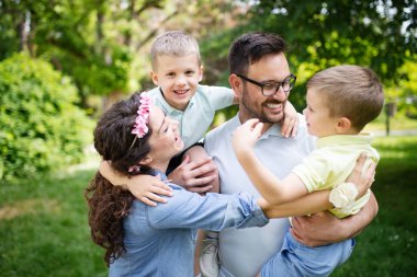 Mutlu aile doğada çocuklarla piknik keyfi