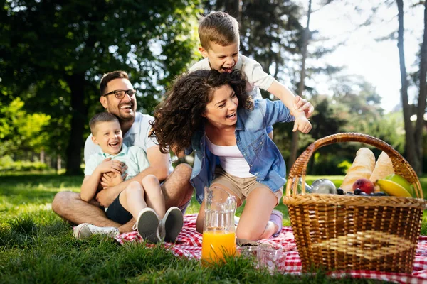 Familia Picnic Aire Libre Juntos Relajación Felicidad Naturaleza Concepto — Foto de Stock