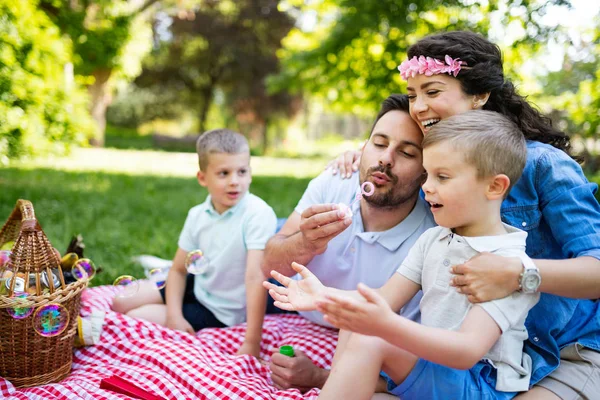 Šťastná Rodina Užívá Pikniku Dětmi Přírodě — Stock fotografie