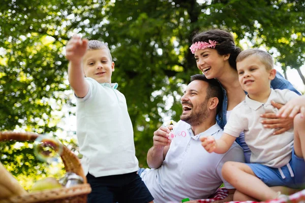 Familia Feliz Disfrutando Picnic Con Niños Naturaleza — Foto de Stock