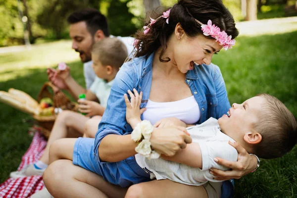 Щаслива Сім Насолоджується Пікніком Дітьми Природі — стокове фото