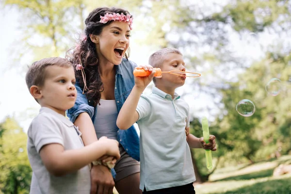 Lycklig Familj Med Barn Blåsa Tvål Bubblor Utomhus — Stockfoto