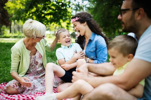 Happy Familie Genieten Van Picknick Natuur Met Grootouders — Stockfoto