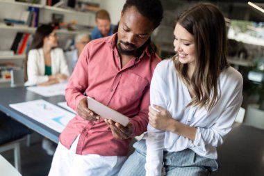 Bir yazılım geliştirme şirketinde çalışan programcılar