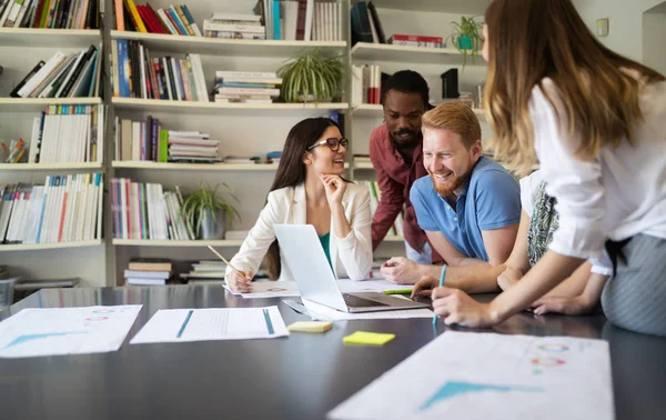 Gruppe Erfolgreicher Glücklicher Geschäftsleute Bei Der Arbeit Büro — Stockfoto