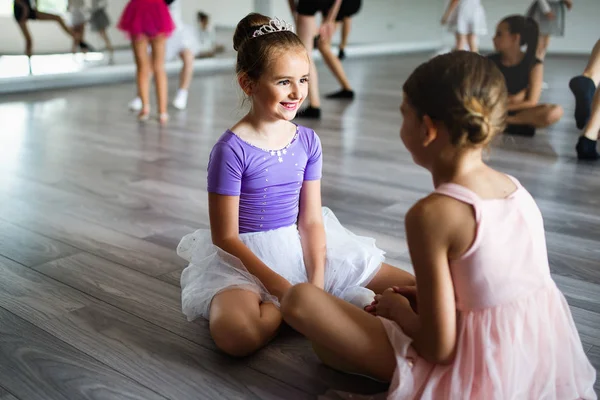 Grupp Passar Barn Utövar Balett Studio Tillsammans — Stockfoto