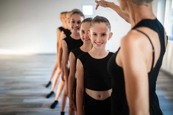 Grupa Fit Dzieci Ćwiczenia Baletu Tańca Studio Razem — Zdjęcie stockowe