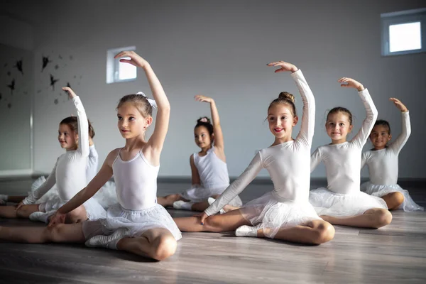 Groep Fit Kinderen Ballet Studio Samen Oefenen — Stockfoto