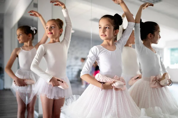 Groupe Petites Ballerines Forme Faisant Des Exercices École Danse — Photo