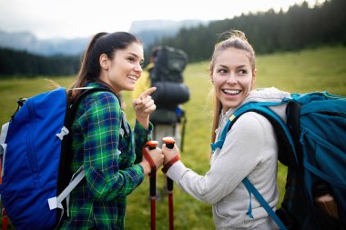 Arkadaş grubu hiking dağda güneşli bir günde