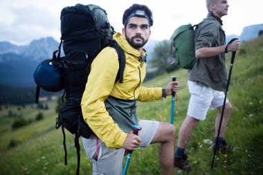 İki adam bir dağlarda rahatlatıcı ve genelolarak zevk patika üzerinde kalan seyahat
