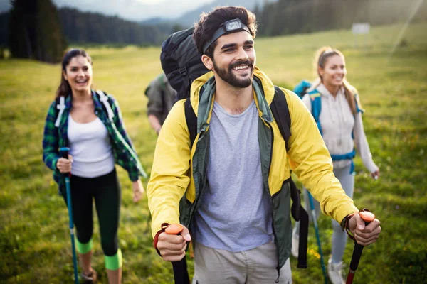 Groep Vrienden Een Berg Jongeren Bergwandeling — Stockfoto