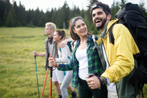 Groep Vrienden Een Berg Jongeren Bergwandeling — Stockfoto