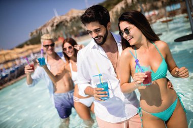 Yaz tatili eğleniyor ve kokteyler içme arkadaş grubu. Gençlik yaşam tarzı, dostluk, seyahat ve tatil kavramı