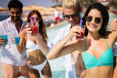 Yaz tatili eğleniyor ve kokteyler içme arkadaş grubu. Gençlik yaşam tarzı, dostluk, seyahat ve tatil kavramı