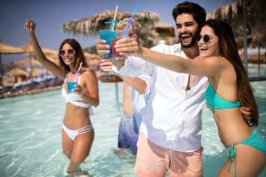 Yaz tatili eğleniyor ve kokteyler içme arkadaş grubu. Gençlik yaşam tarzı, dostluk, seyahat ve tatil kavramı