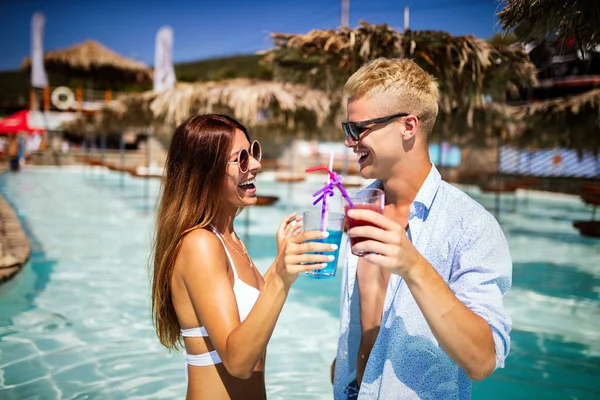 Grupp Vänner Att Kul Sommarlovet Och Dricka Coctails Ungdomskoncept Livsstil — Stockfoto