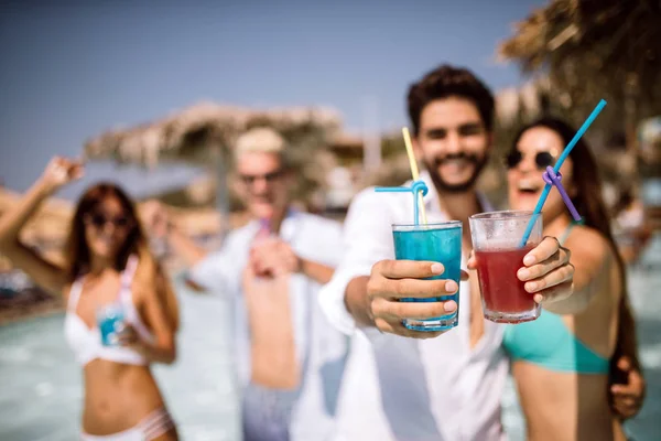 Group Friends Together Having Fun Summer Party Drinking Cocktail — Stock Photo, Image