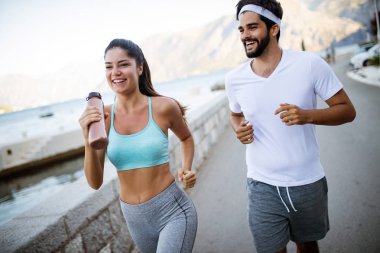 Mutlu sağlıklı insanlar çift koşu ve açık havada doğa içinde çalışan