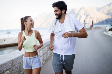 Genç mutlu açık çalışan insanlar çift yerleştirmek