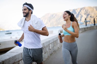 Mutlu uyum insanlar çalışan ve yaz güneşli doğada birlikte koşu