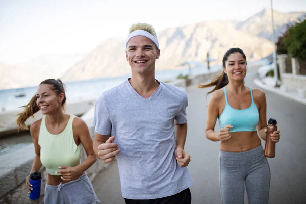 Friska Fit Människor Kör Och Jogga Tillsammans Sommar Solig Natur — Stockfoto