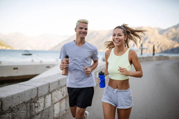 Gente Feliz Forma Amigos Haciendo Ejercicio Corriendo Aire Libre Vida —  Fotos de Stock