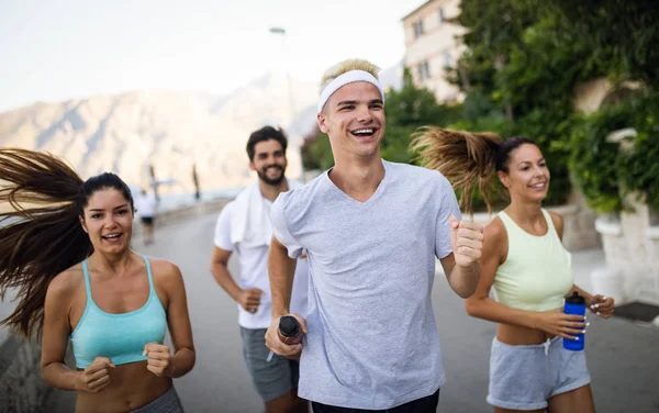 Friska Fit Människor Kör Och Jogga Tillsammans Sommar Solig Natur — Stockfoto