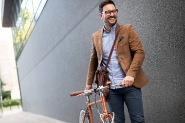 Her yere bisikletle gidiyorum. Genç işadamı Binicilik üzerinde onun bisiklet