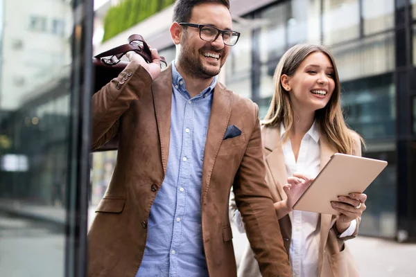 Gente Feliz Negocios Discutiendo Sonriendo Mientras Caminan Juntos Aire Libre —  Fotos de Stock