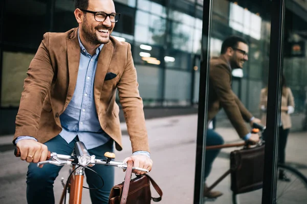 Επιχειρηματίας Ιππεύει Ποδήλατο Στη Δουλειά Πρωί Τρόπος Προς Γραφείο — Φωτογραφία Αρχείου