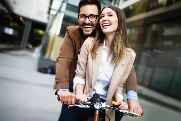 Junges Glückliches Paar Vergnügt Sich Der Stadt Und Fährt Fahrrad — Stockfoto