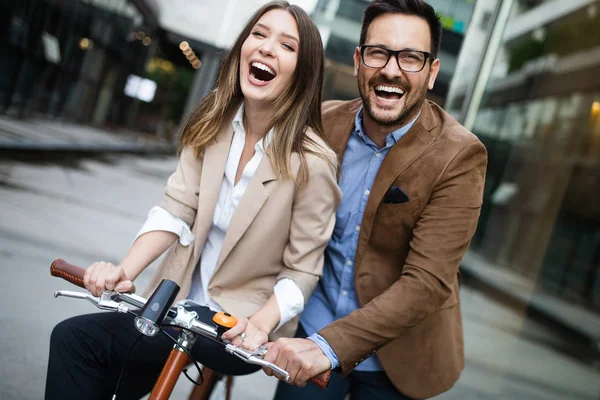Молода Щаслива Пара Розважається Місті Їде Велосипеді — стокове фото