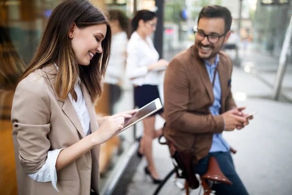 Pessoas Negócios Felizes Discutindo Sorrindo Enquanto Caminham Juntas Livre — Fotografia de Stock