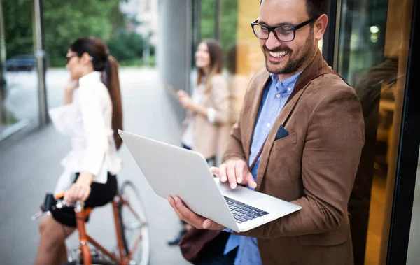 Heureux Collègues Affaires Parlant Souriant Marchant Dans Ville Plein Air — Photo