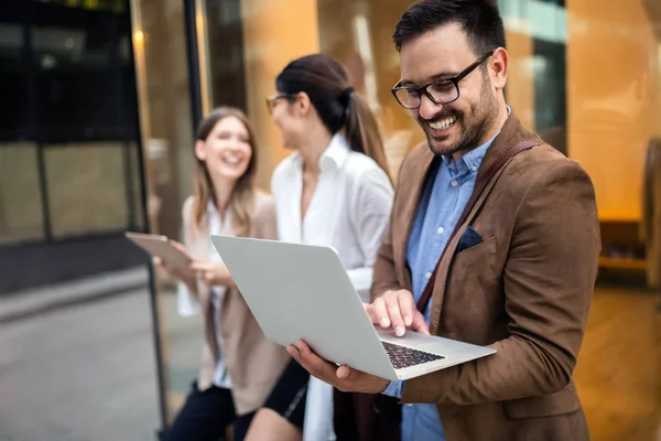 Porträt Von Geschäftsfreunden Die Die Sitzungspause Genießen — Stockfoto