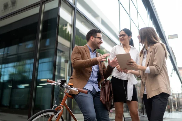 Voir Les Jeunes Gens Affaires Extérieur Travail Remue Méninges Concept — Photo