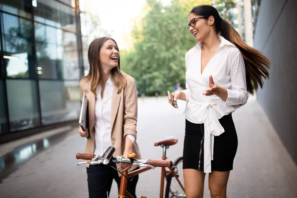 Gente Feliz Negocios Discutiendo Sonriendo Mientras Caminan Juntos Aire Libre — Foto de Stock