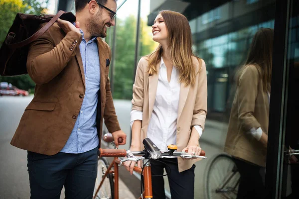 Glückliche Geschäftsleute Diskutieren Und Lächeln Beim Gemeinsamen Spaziergang Freien — Stockfoto