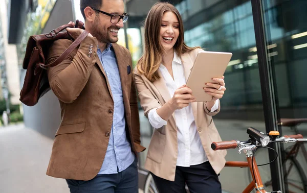 Gelukkige Zakenmensen Discussiëren Glimlachen Tijdens Het Wandelen Samen Buiten — Stockfoto