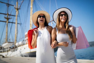 Yaz tatilinde yürüyen ve alışveriş yapan iki kadın için lüks bir hayat.