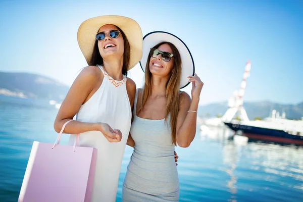 Luxe Leven Voor Twee Vrouwen Wandelen Winkelen Een Baai — Stockfoto